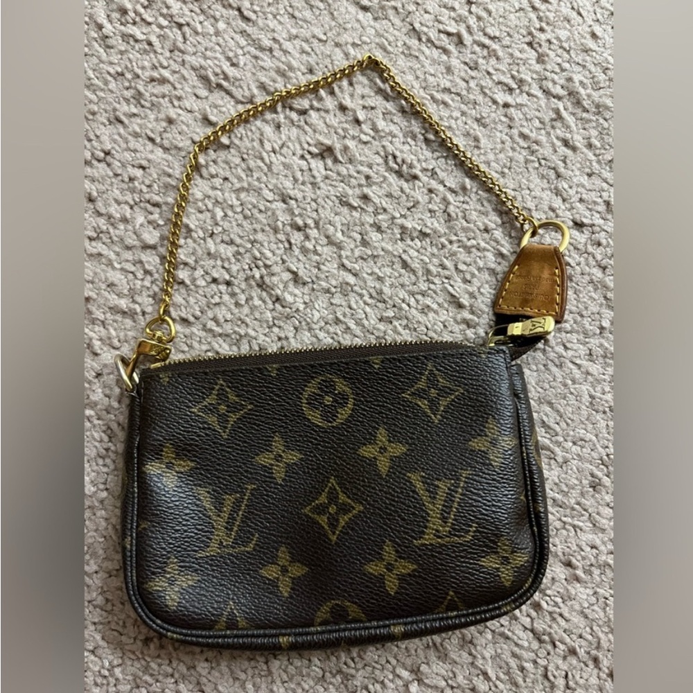 💯 Authentic LV mini pochette